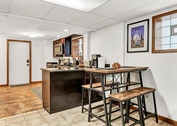 Stylish Garden-level 2br: Quiet Neighborhood