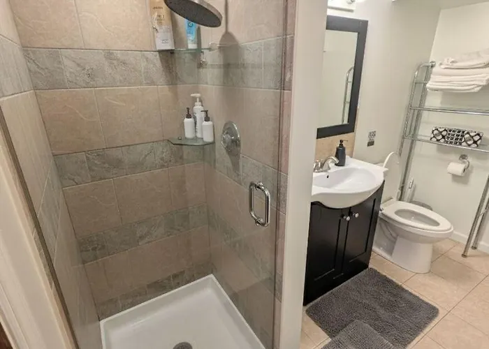 Stylish Garden-level 2br: Quiet Neighborhood Chicago