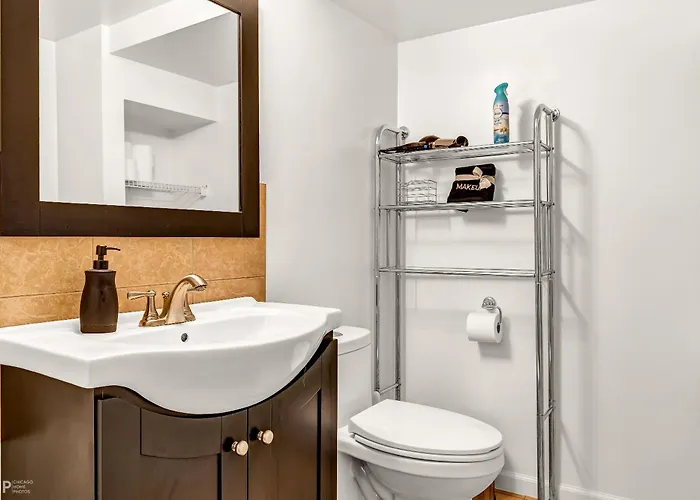 Stylish Garden-level 2br: Quiet Neighborhood Apartment Chicago