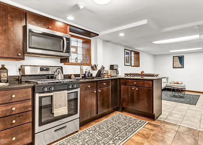 Stylish Garden-level 2br: Quiet Neighborhood Apartment *