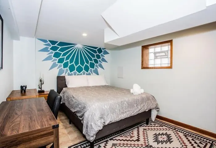 Stylish Garden-level 2br: Quiet Neighborhood Apartment *