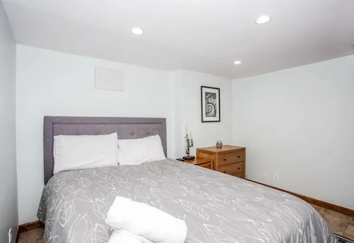 Apartment Stylish Garden-level 2br: Quiet Neighborhood