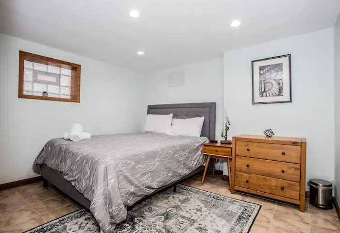 Stylish Garden-level 2br: Quiet Neighborhood * Chicago