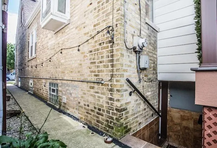 Stylish Garden-level 2br: Quiet Neighborhood