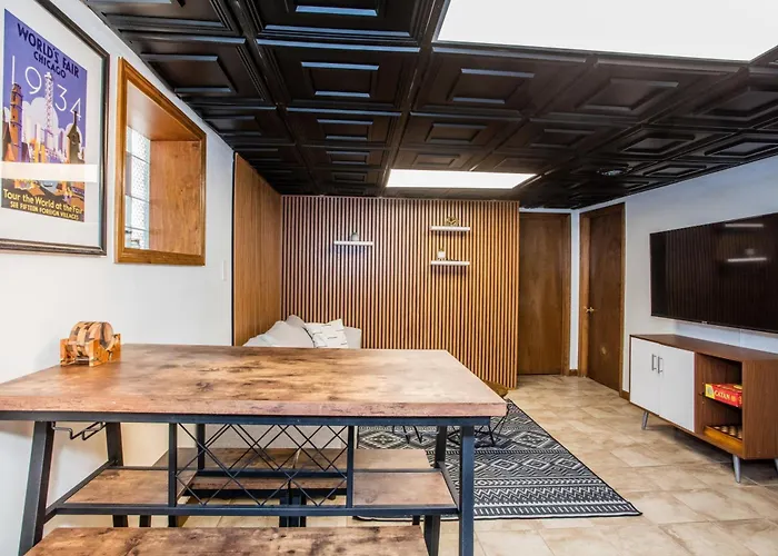 Stylish Garden-level 2br: Quiet Neighborhood Apartment