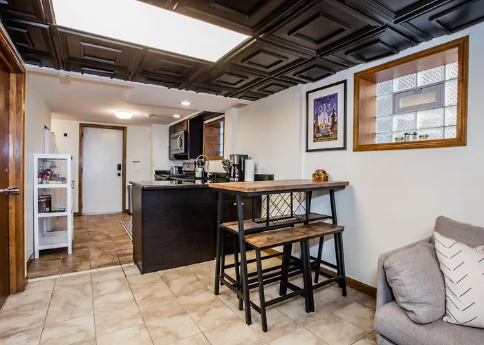 Stylish Garden-level 2br: Quiet Neighborhood Apartment *
