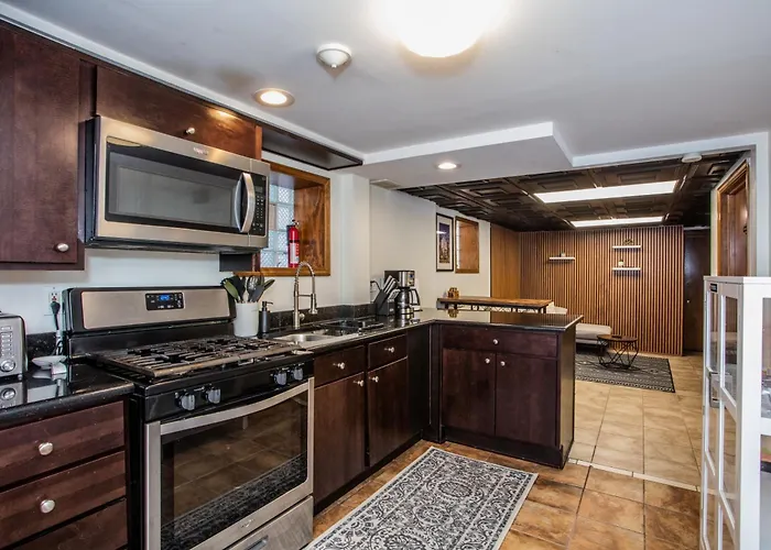 Stylish Garden-level 2br: Quiet Neighborhood Apartment *