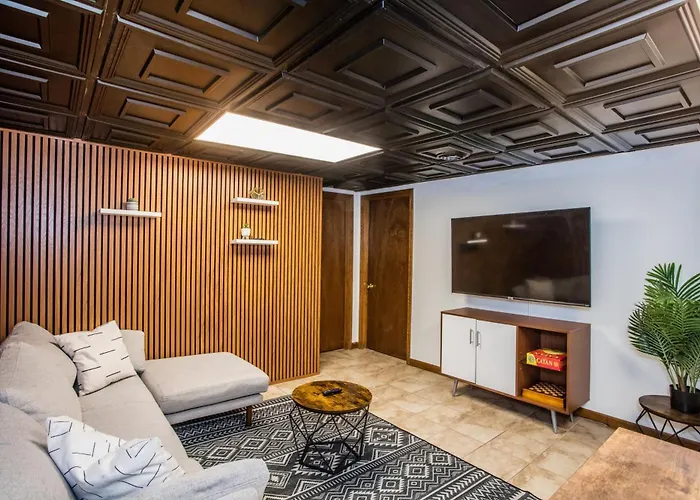 Stylish Garden-level 2br: Quiet Neighborhood Chicago