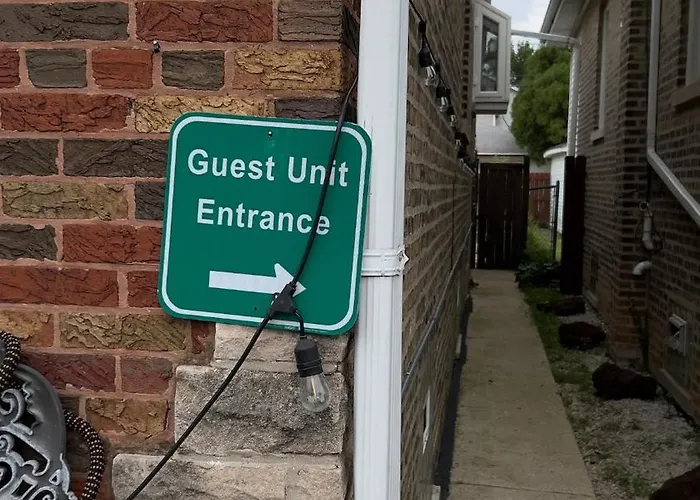 Stylish Garden-level 2br: Quiet Neighborhood * Chicago