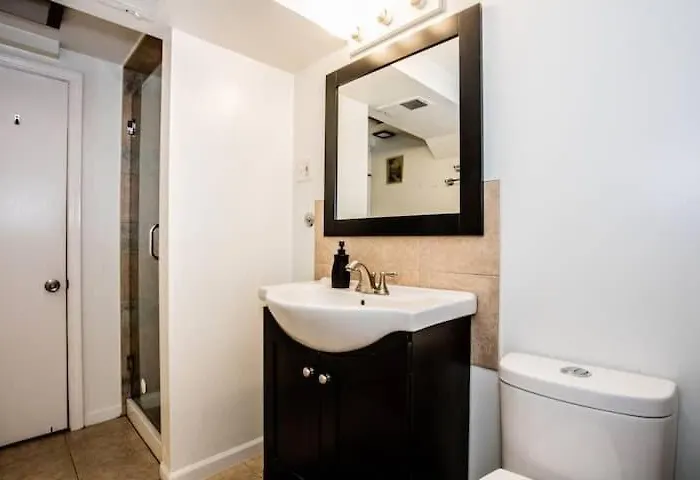 Stylish Garden-level 2br: Quiet Neighborhood * Chicago