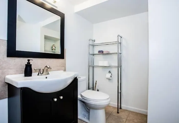 Stylish Garden-level 2br: Quiet Neighborhood Chicago