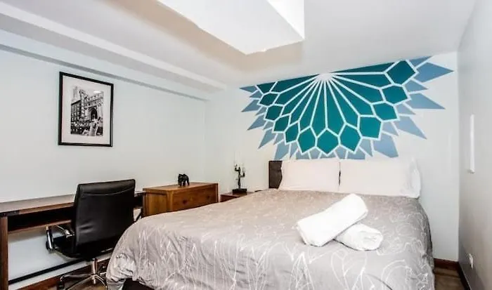 Stylish Garden-level 2br: Quiet Neighborhood Chicago