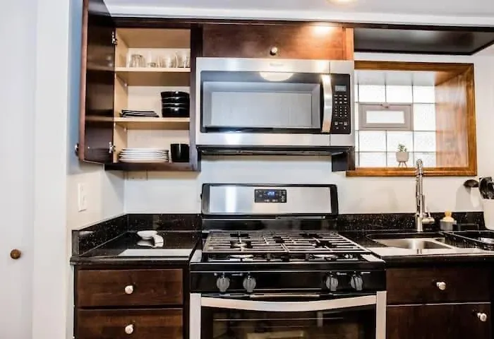 Stylish Garden-level 2br: Quiet Neighborhood Chicago