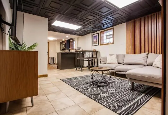 Stylish Garden-level 2br: Quiet Neighborhood *